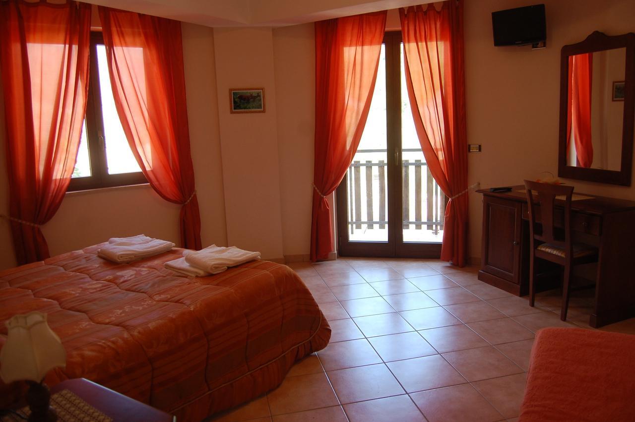 Villalago B&B La Tana Dell'Orso מראה חיצוני תמונה