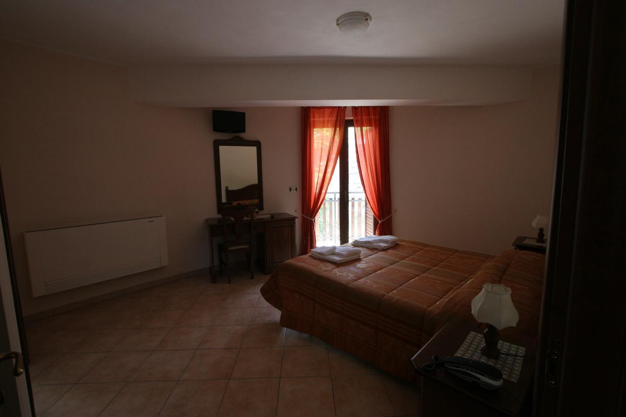 Villalago B&B La Tana Dell'Orso מראה חיצוני תמונה