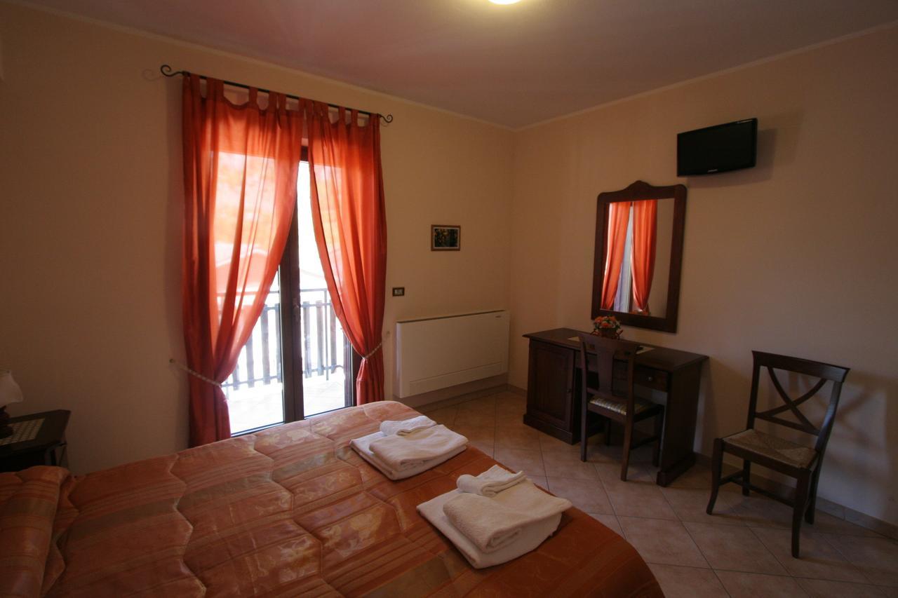 Villalago B&B La Tana Dell'Orso מראה חיצוני תמונה