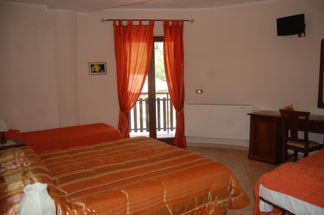 Villalago B&B La Tana Dell'Orso מראה חיצוני תמונה